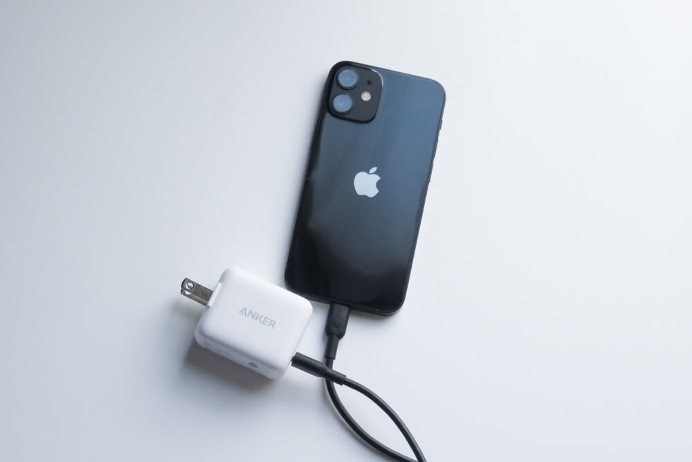 iPhone 12 miniと急速充電器